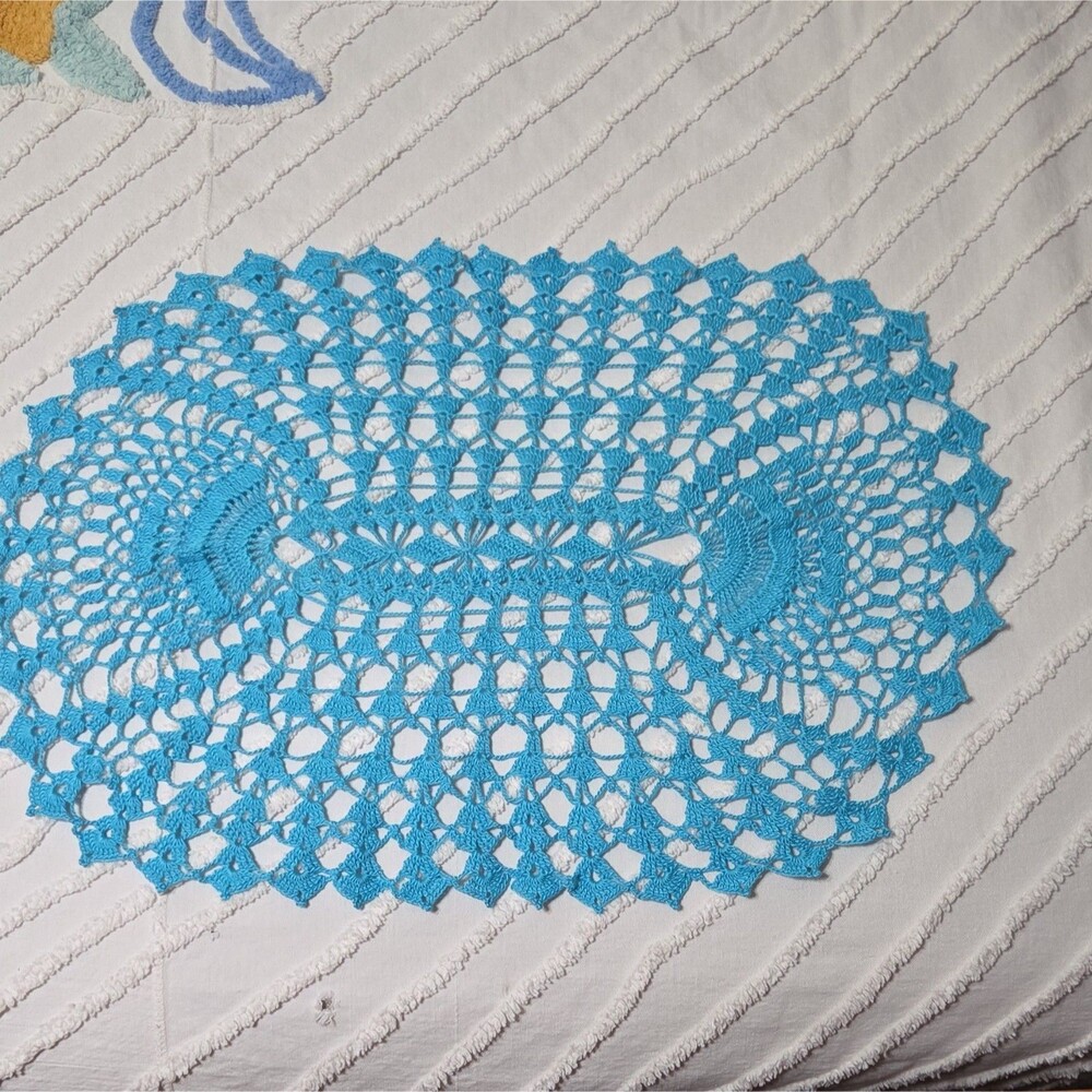 DOILY TABLE TOPPER HANDMADE CROCHET BY ME 21 INCHES LONG 15 INCHE WIDE TURQUOISE